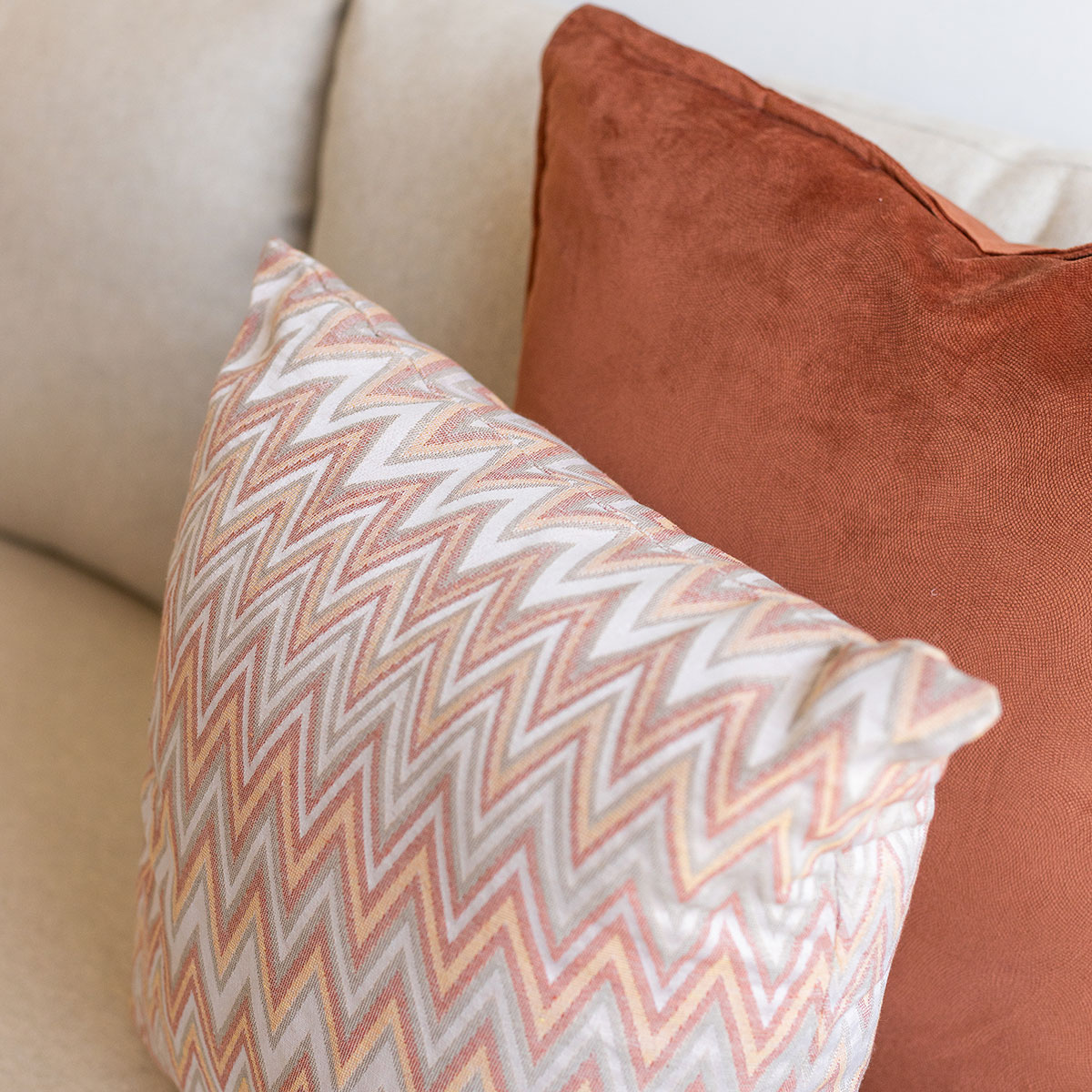 Coj&iacute;n decorativo VEXUS salm&oacute;n y beige 40x50cm