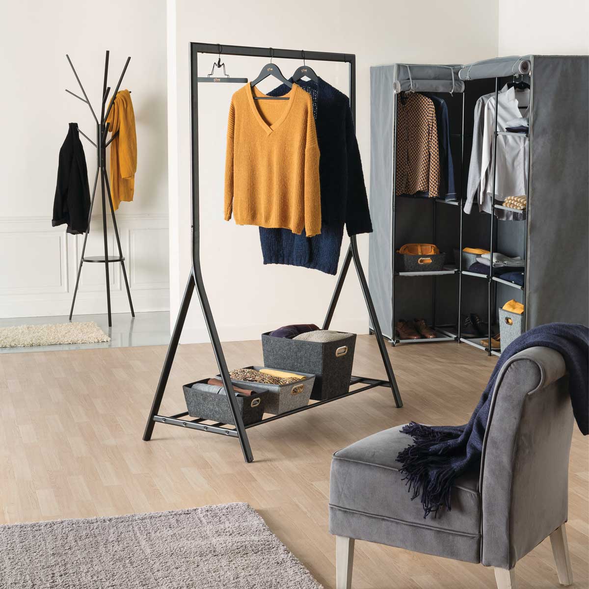 Cabide de P&eacute; Preto com 8 Ganchos