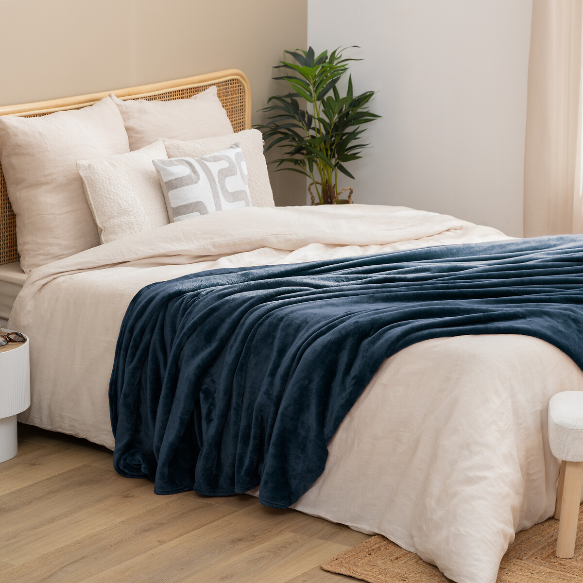 Manta OLLIS azul oscuro de terciopelo 