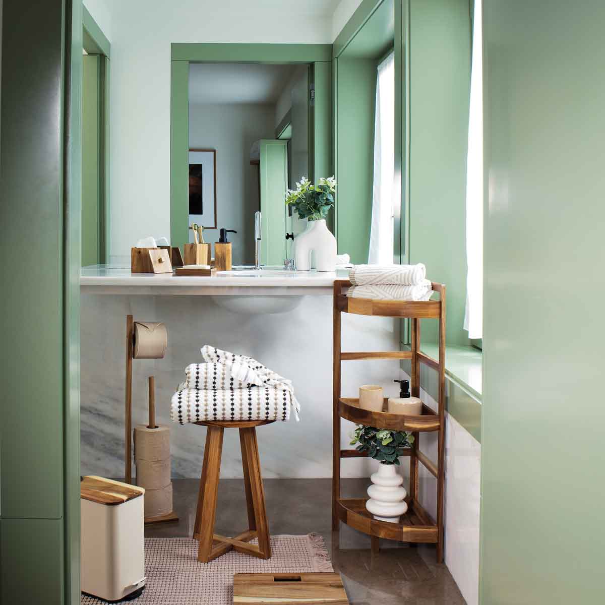 Mueble esquinero de baño con 3 estantes