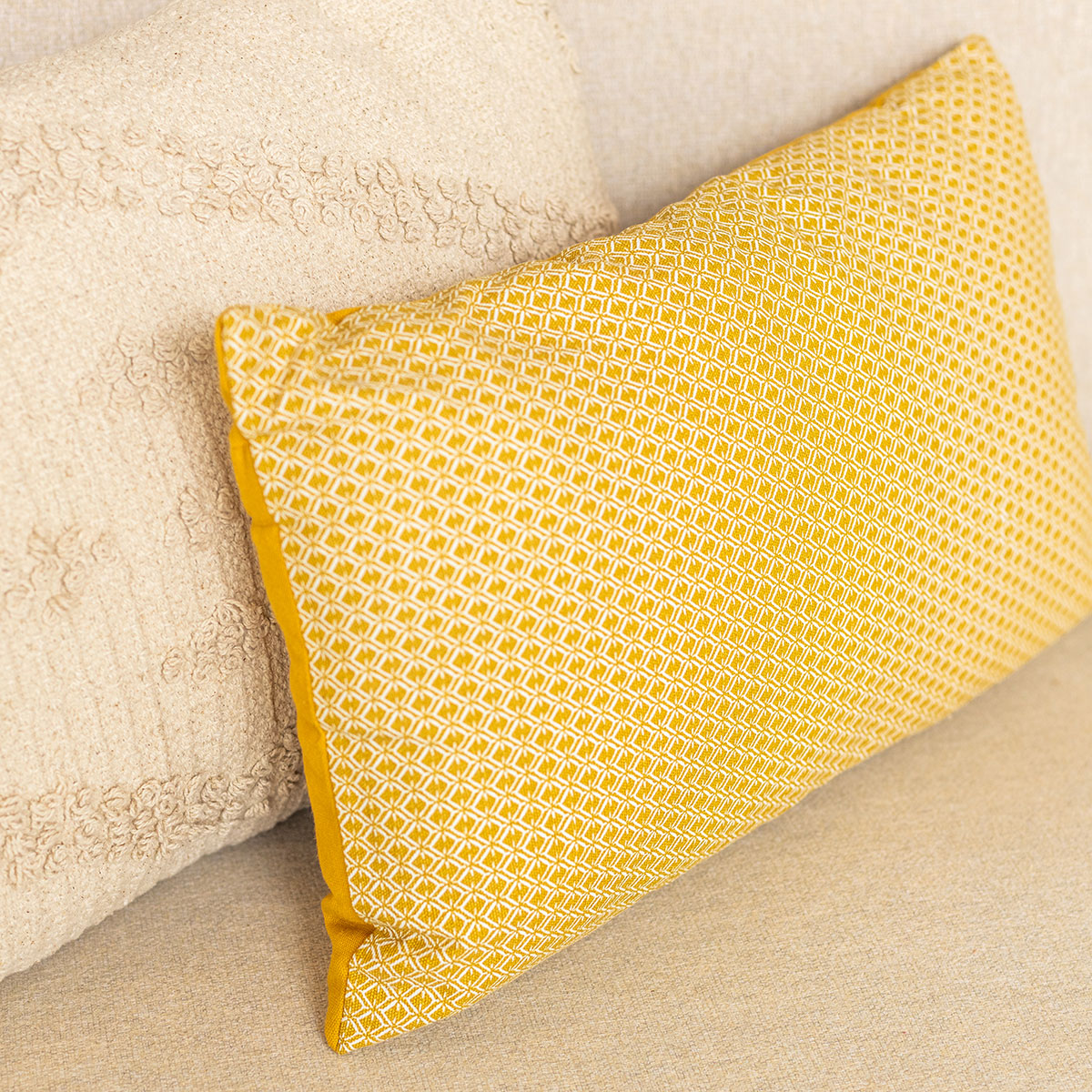 Coj&iacute;n Otto Ocre Decorado 30x50Cm