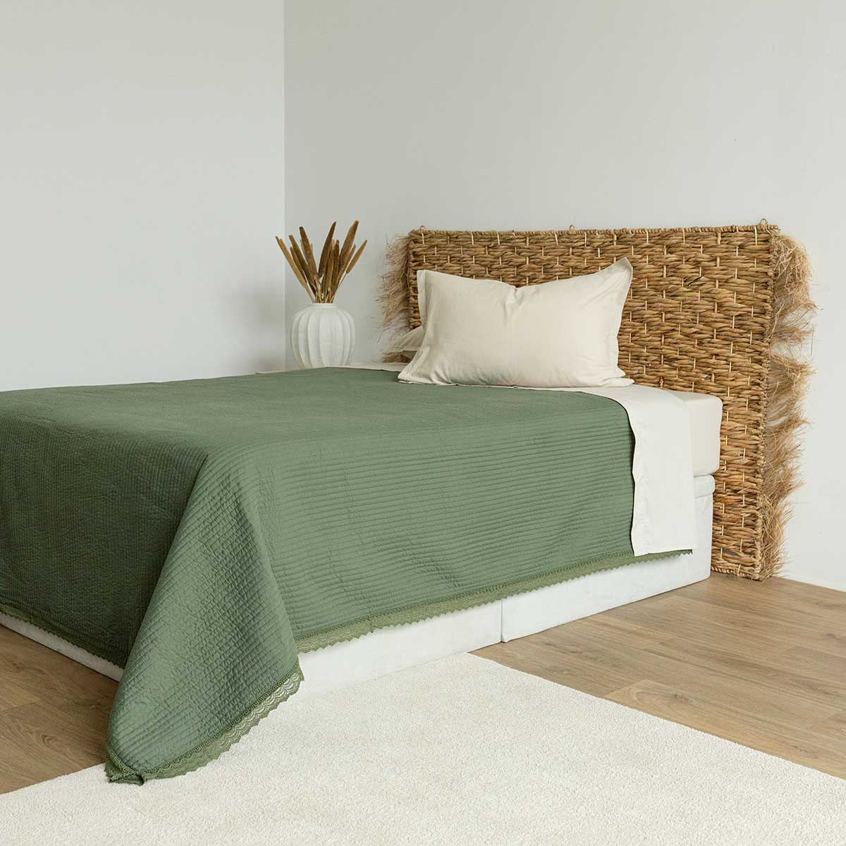 Edredón verde con volante de encaje 220x240cm