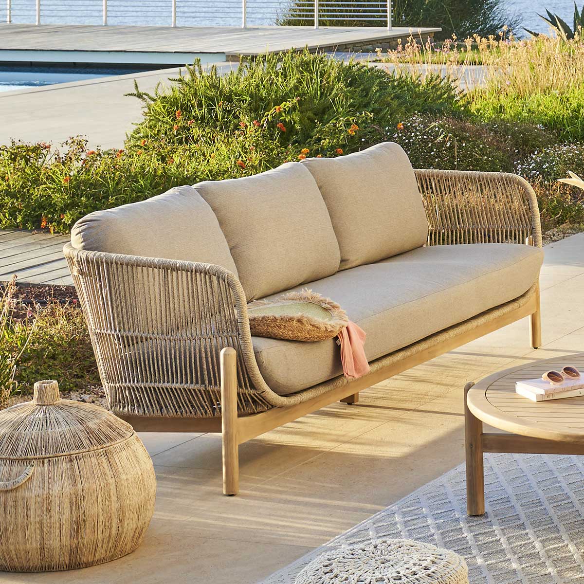 Sof&aacute; DEONA gris pardo de madera acacia 3 plazas