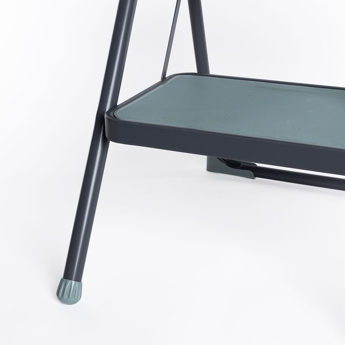 Escalera gris de metal con 2 pelda&ntilde;os