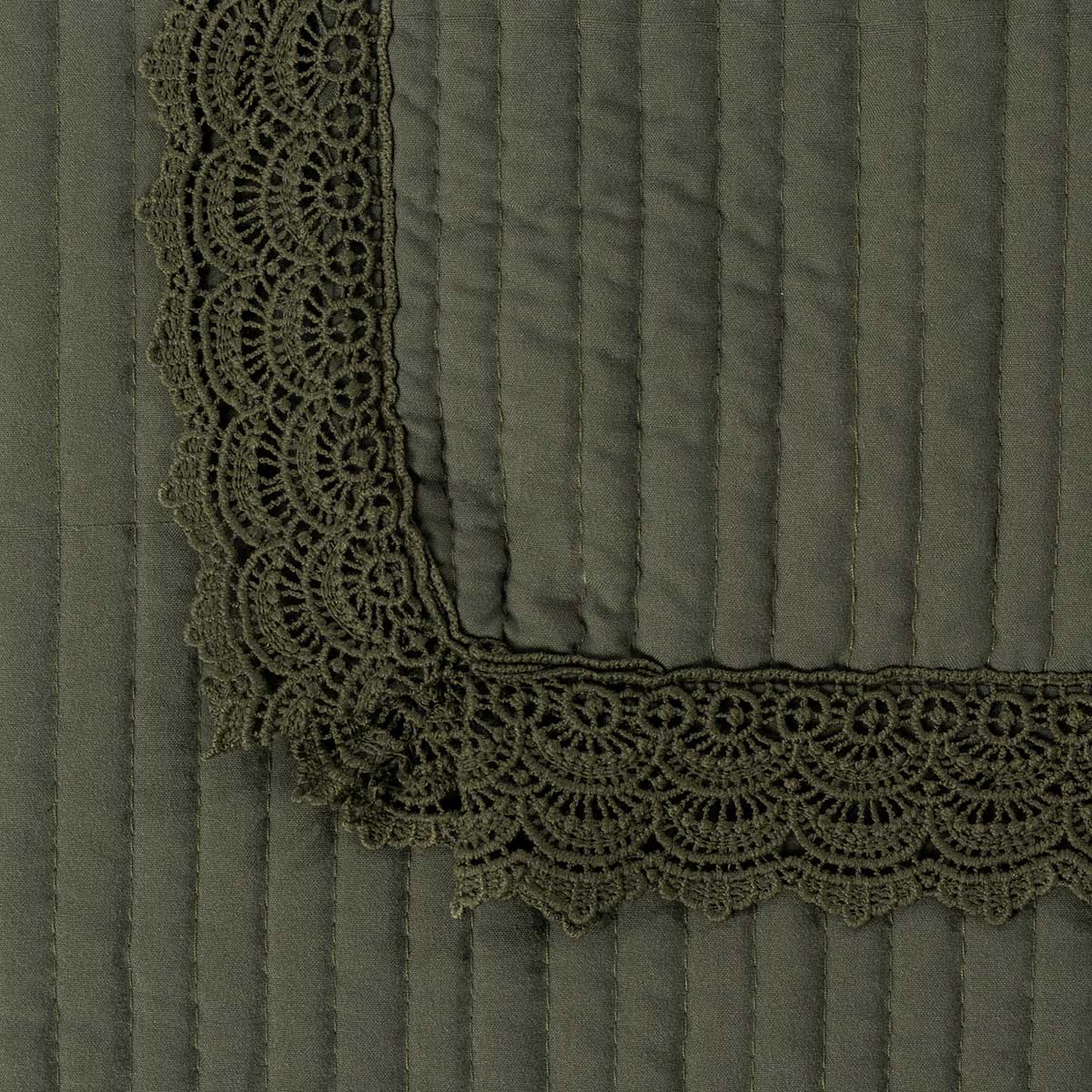 Edredón verde con volante de encaje 220x240cm