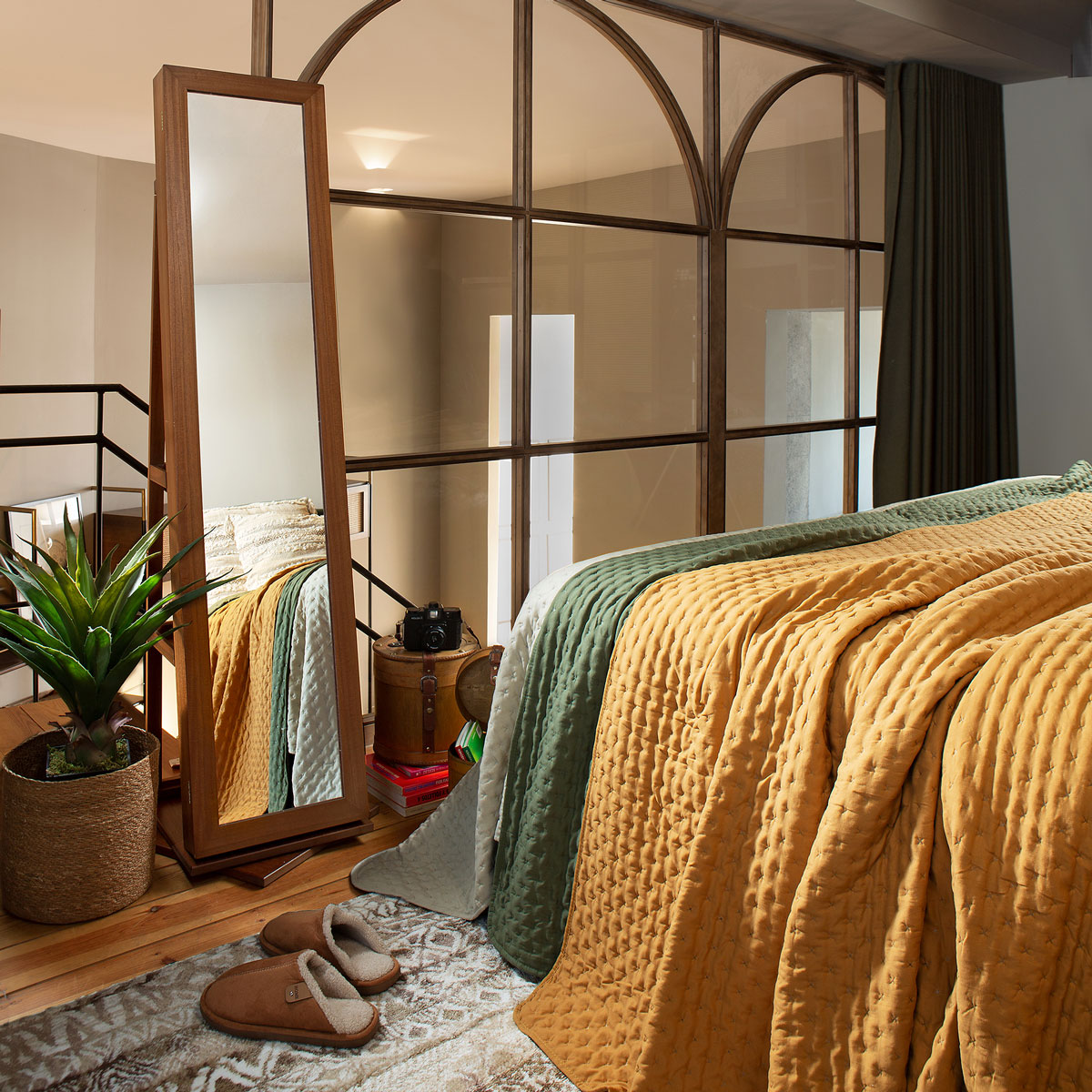 Espejo de pie VIVIA con joyero marr&oacute;n