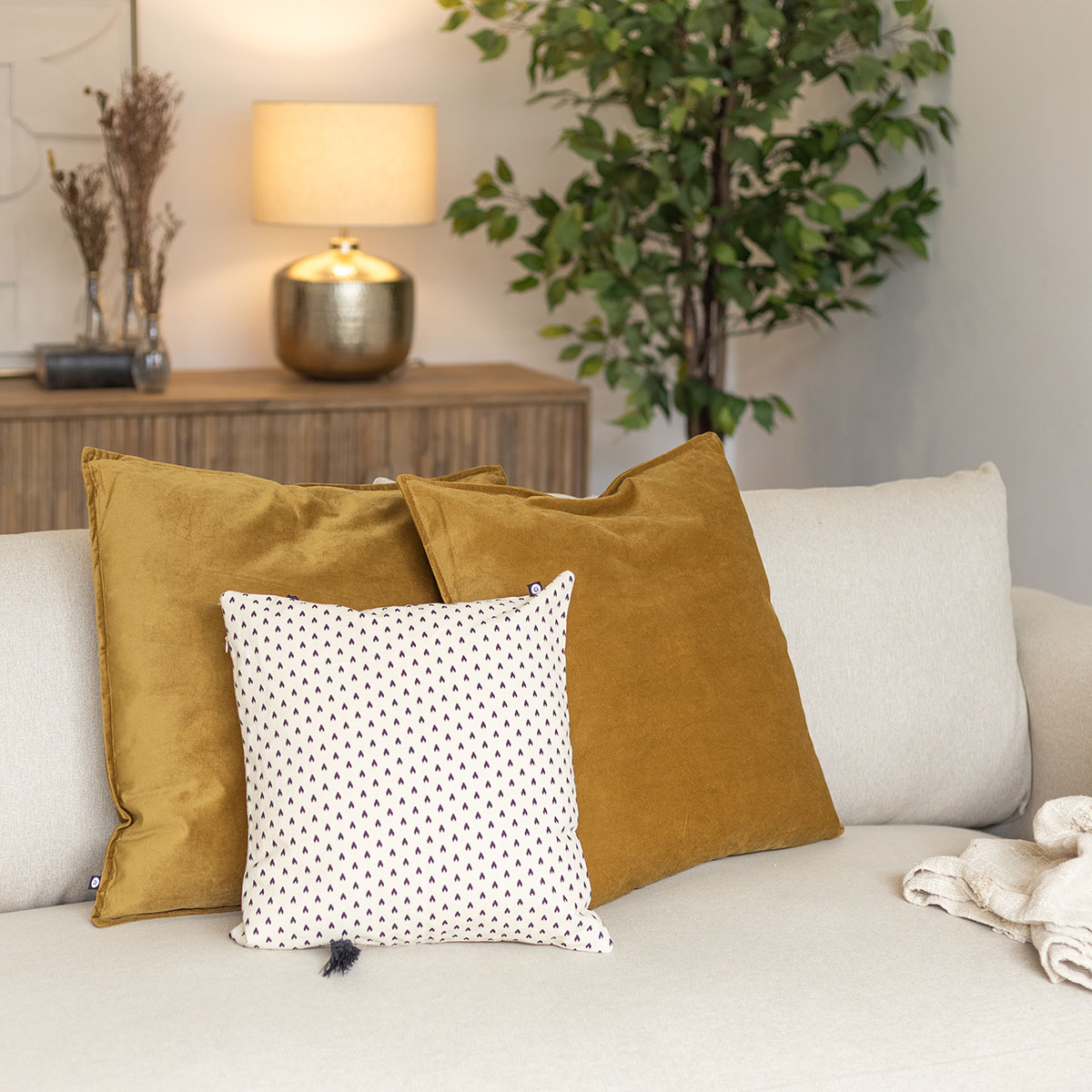 Coj&iacute;n LILOU ocre 55x55cm 