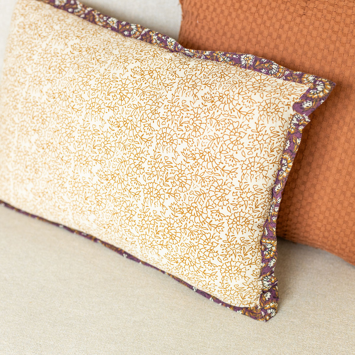 Almohada Indie Beige Con Flores 38x58cm