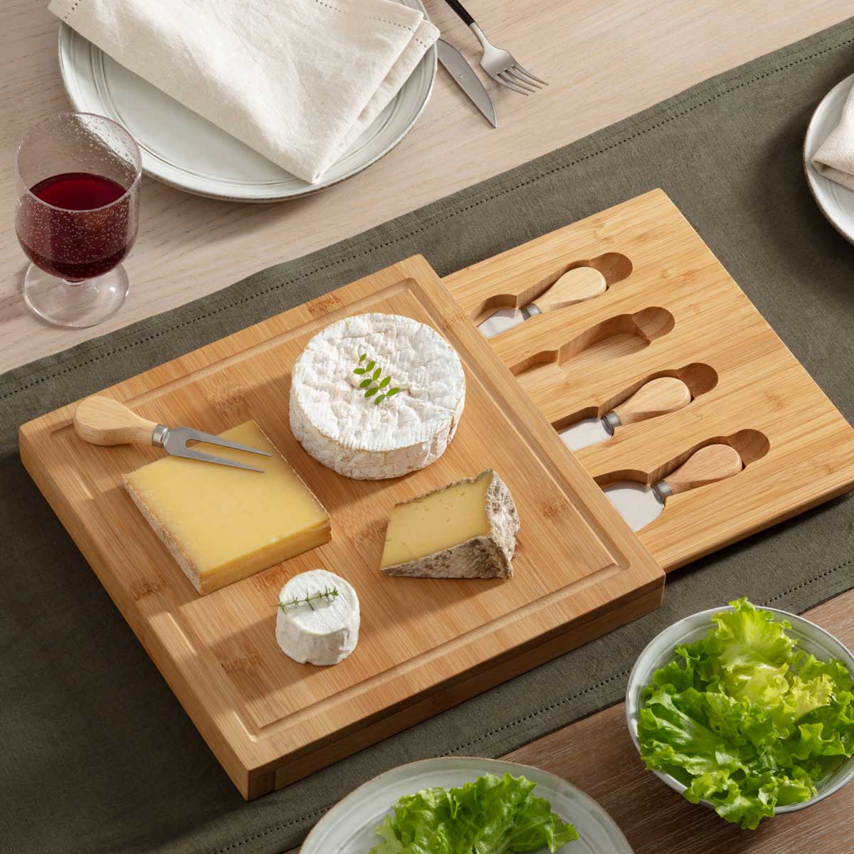 Tabla Para Queso De Bamb&uacute; Con 4 Cuchillos