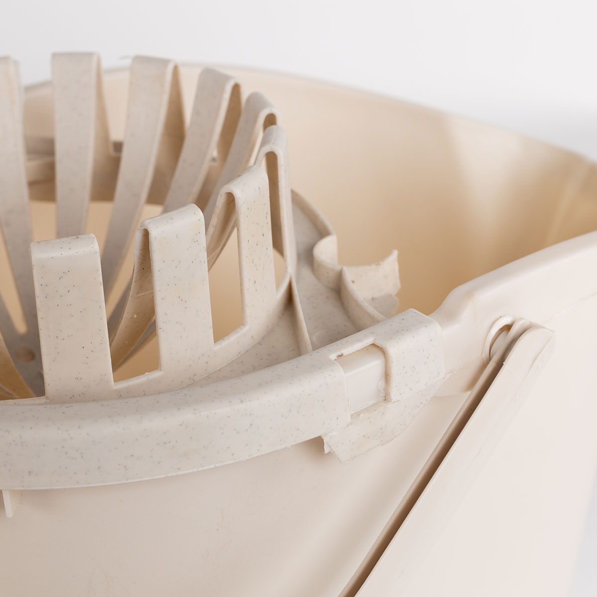 Cubo con exprimidor beige 16L