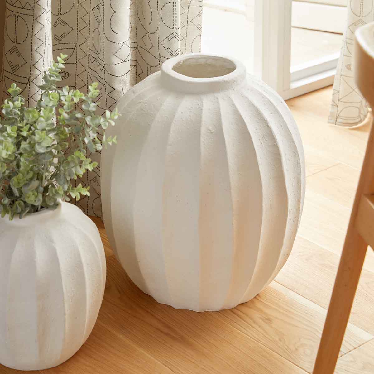 Jarr&oacute;n AMIA blanco de cer&aacute;mica 44.5cm