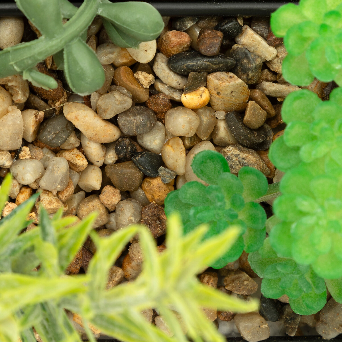 Maceta colgante de metal con plantas artificiales