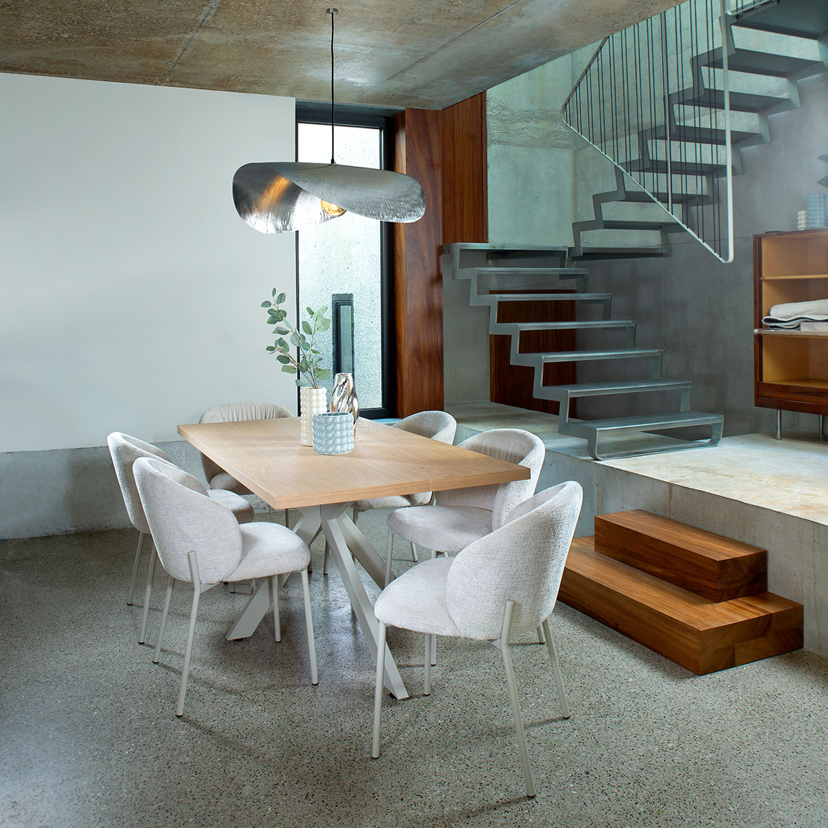 Mesa de comedor GORDES de mdf con patas de metal