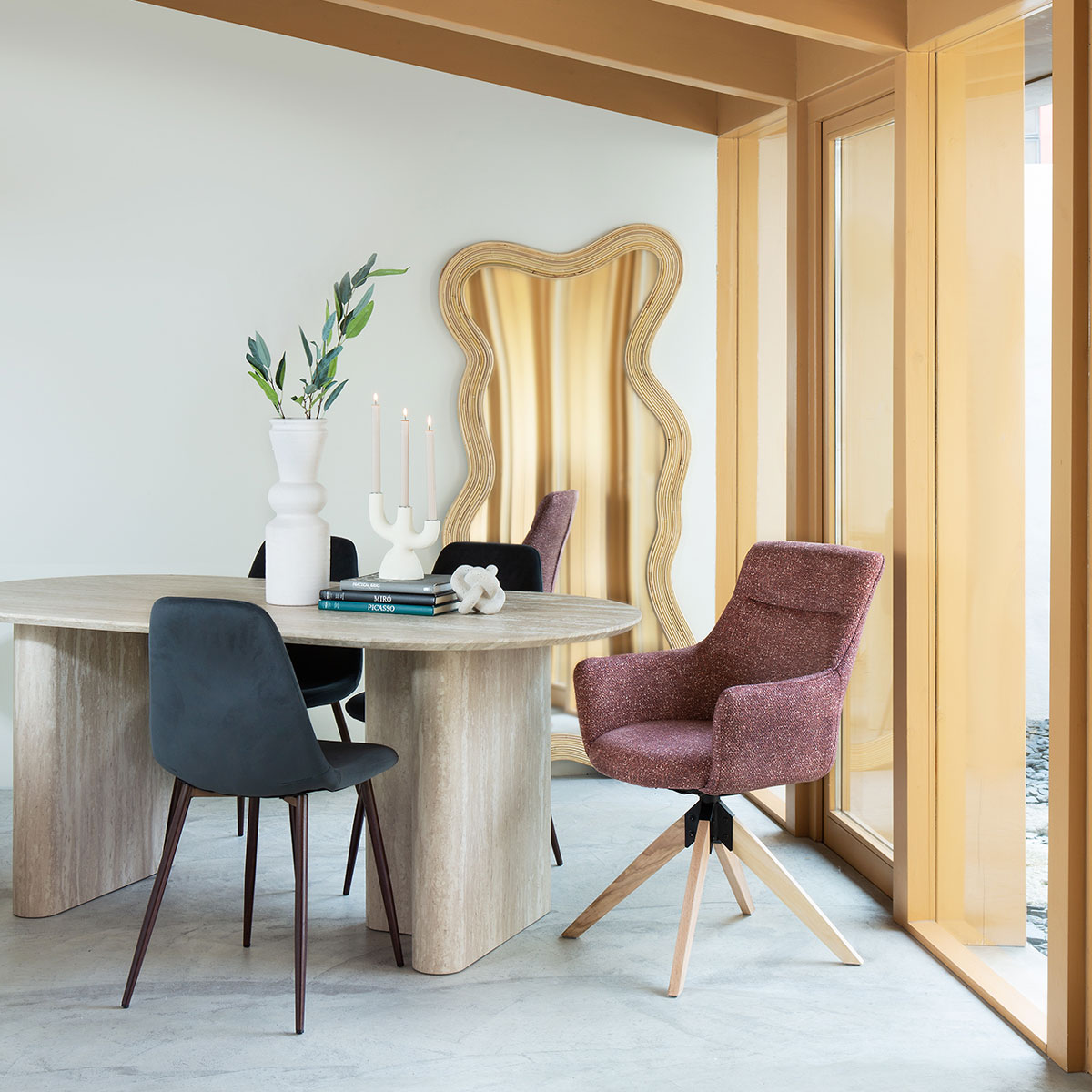 Cadeira Roka Em Veludo Cinza Ard&oacute;sia Com Pernas Castanhas