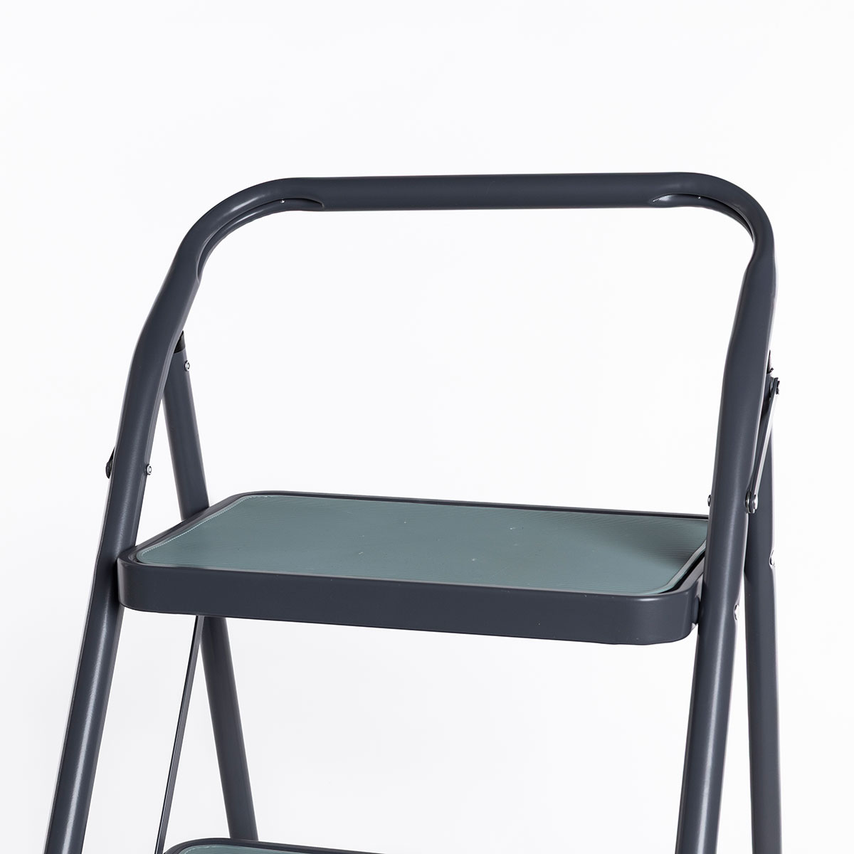 Escalera gris de metal con 2 pelda&ntilde;os