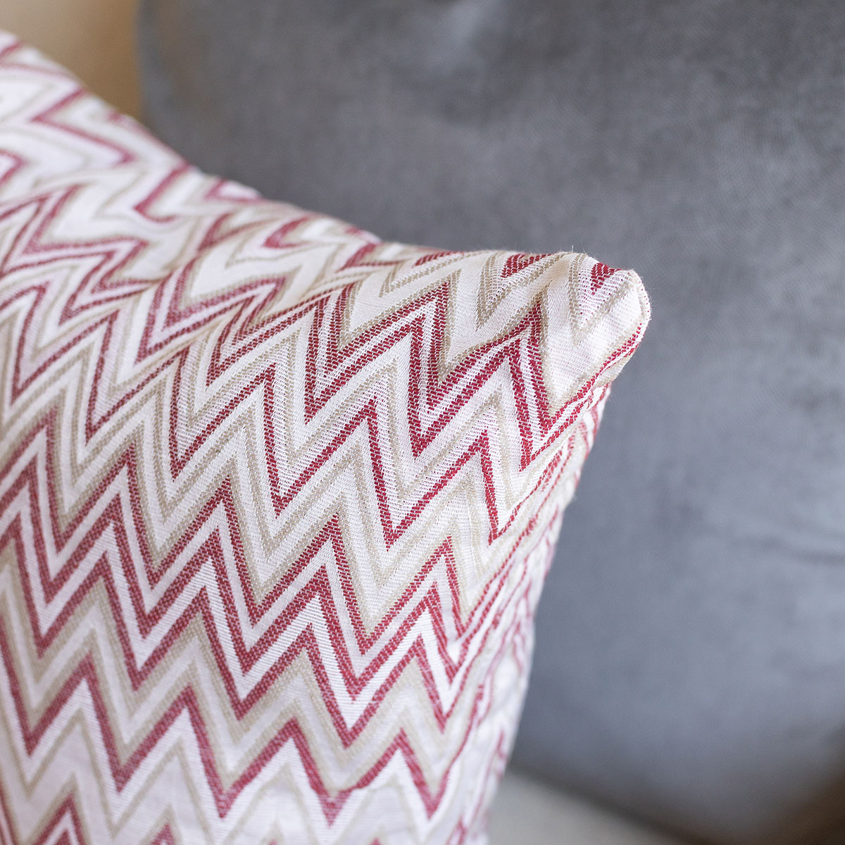 Coj&iacute;n decorativo VEXUS burdeos y beige 50x50cm