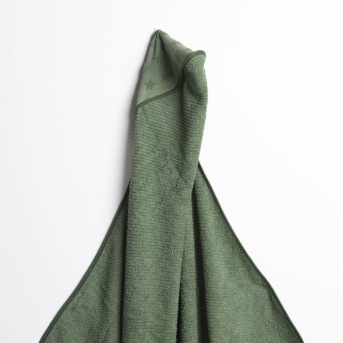 Toalla de ba&ntilde;o con capucha verde con estrellas