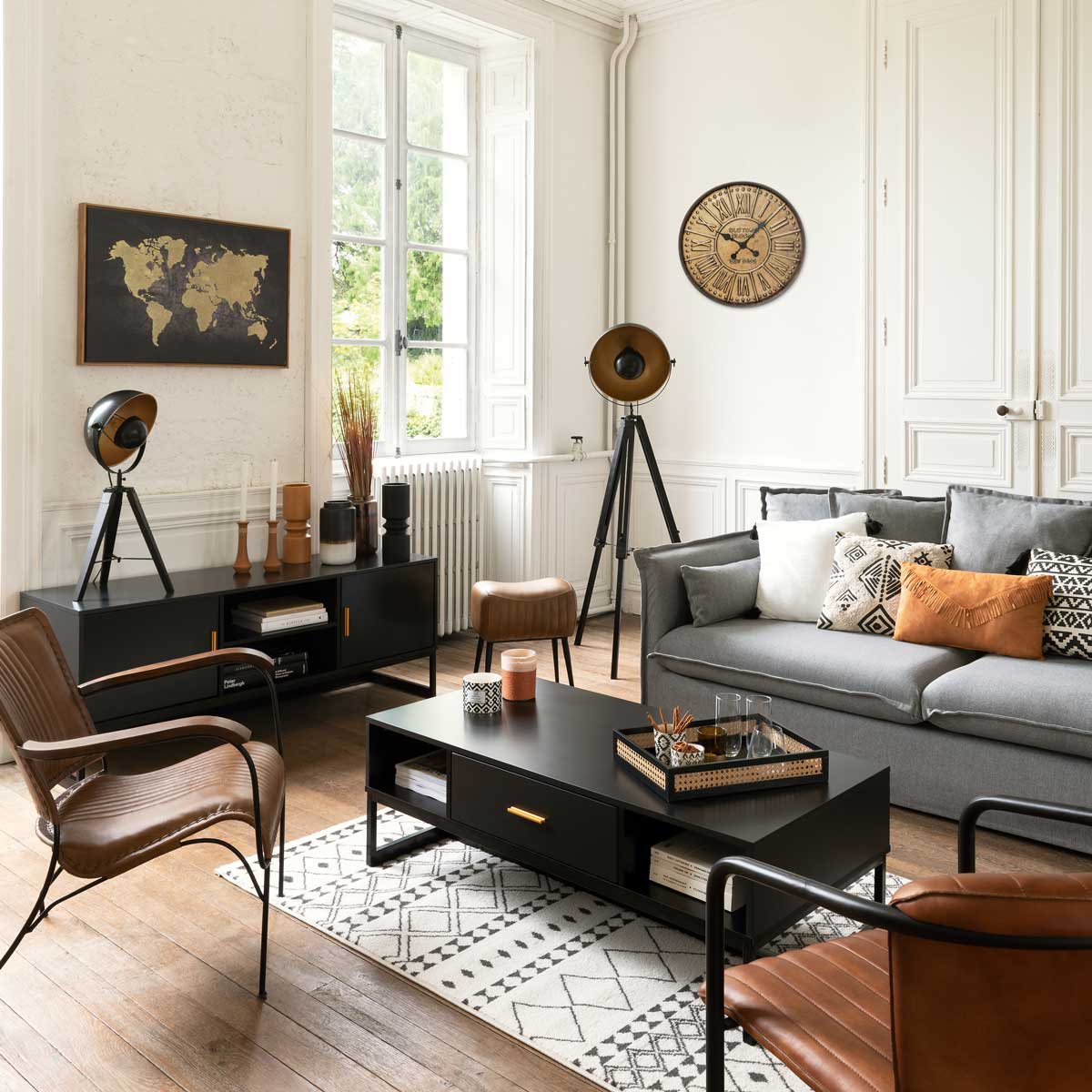 Candeeiro De Ch&atilde;o Lahti Preto E Dourado Com Trip&eacute;