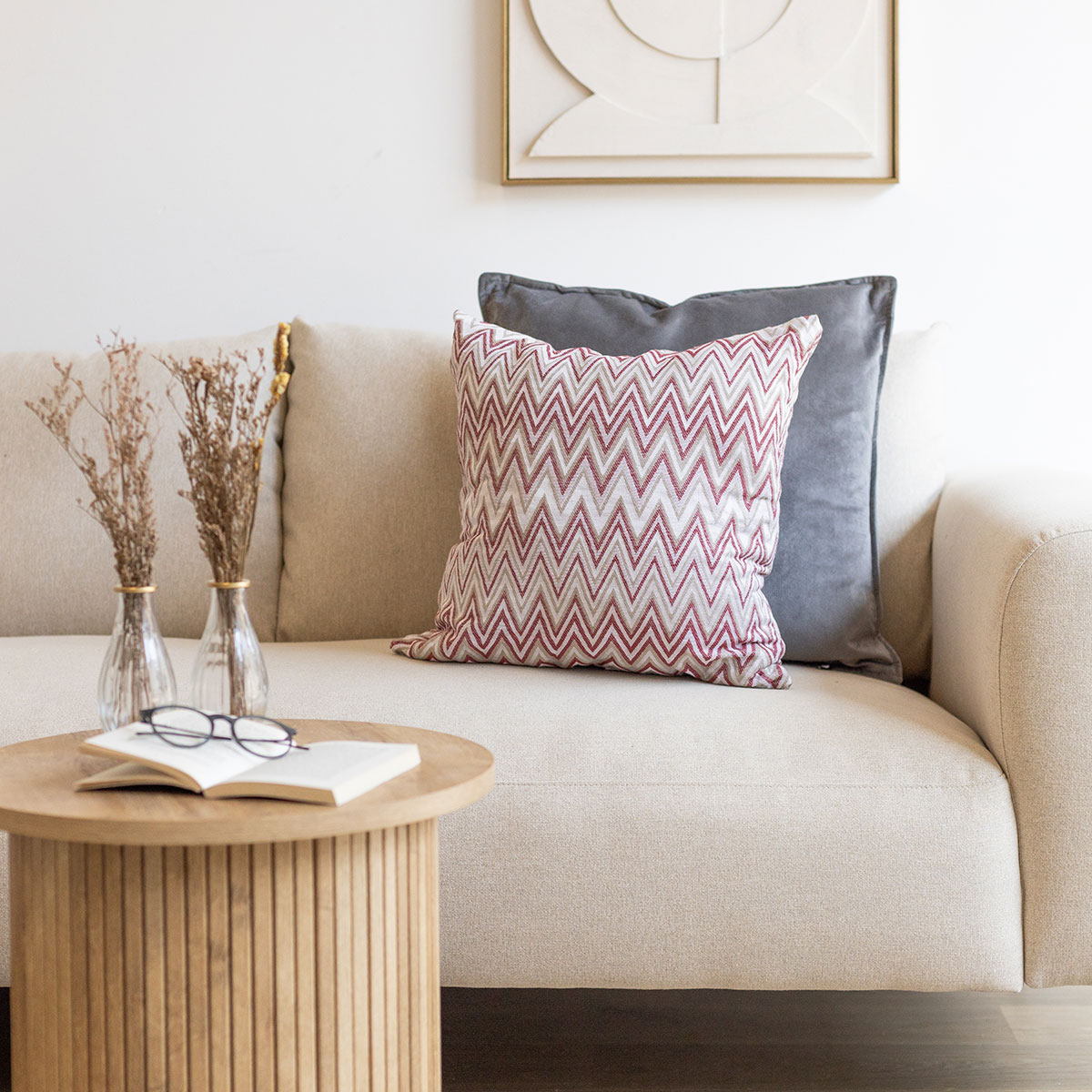 Coj&iacute;n decorativo VEXUS burdeos y beige 50x50cm