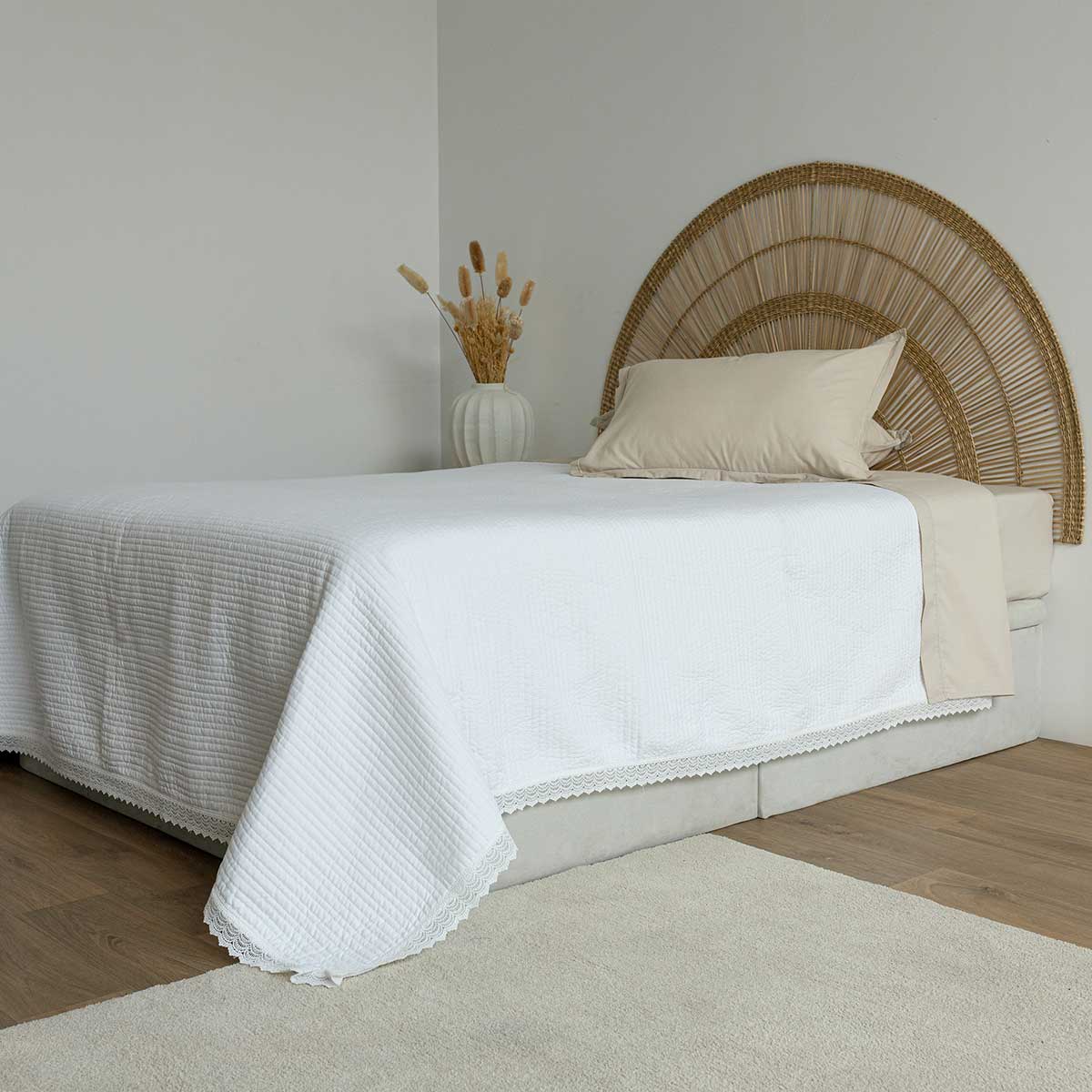 Edredón blanco con volante de encaje 220x240cm