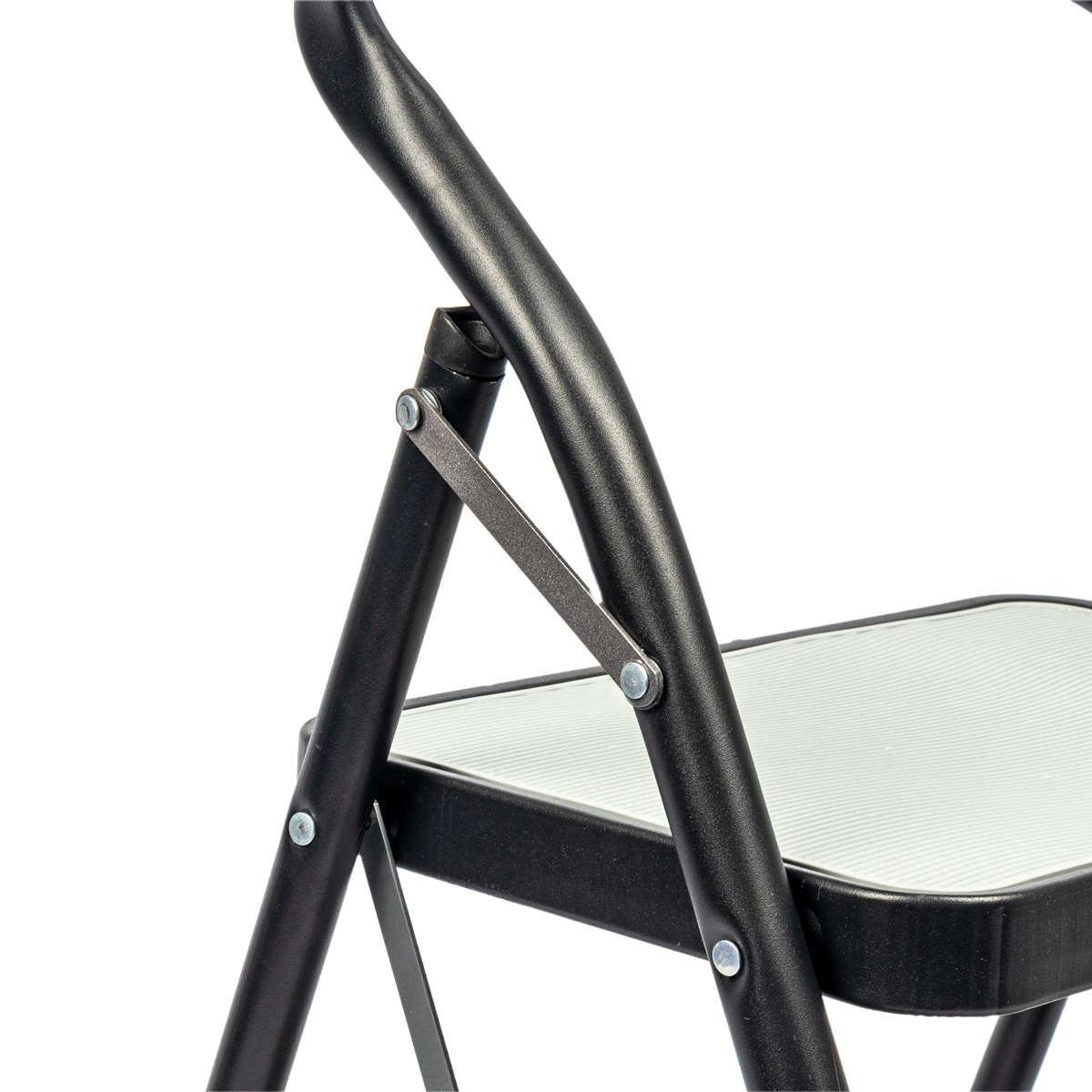 Escalera Negra Con 2 Peldaños De Metal