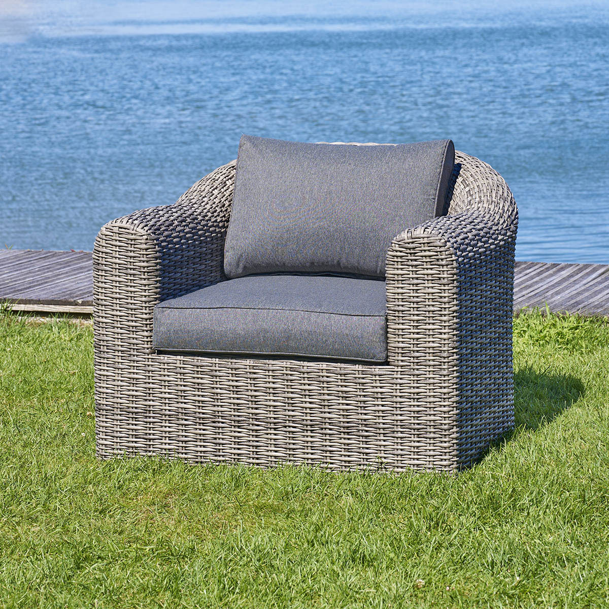 Sillón MOORÉA terre d'ombre de ratán sintético