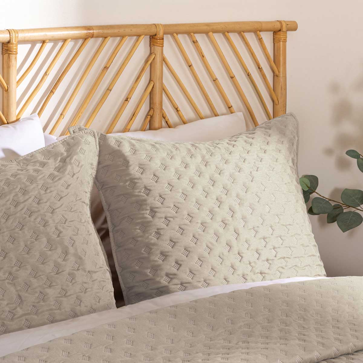 Colcha 240x260cm Y 2 Fundas Almohada Kalia Beige