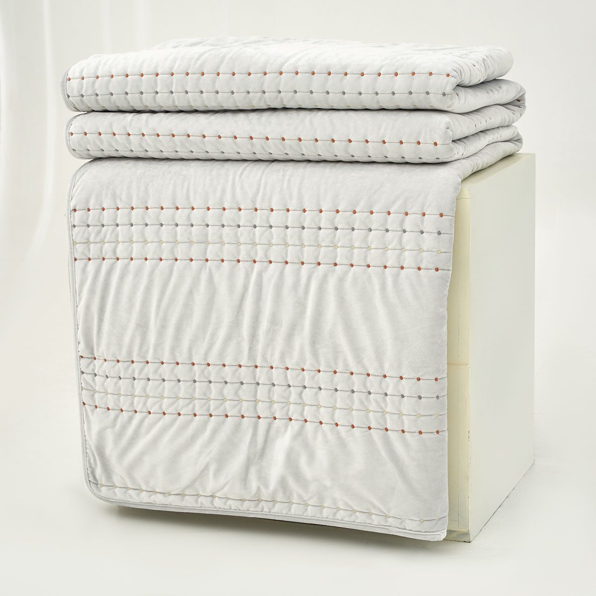 Edredón IVREA gris de terciopelo 220x240cm