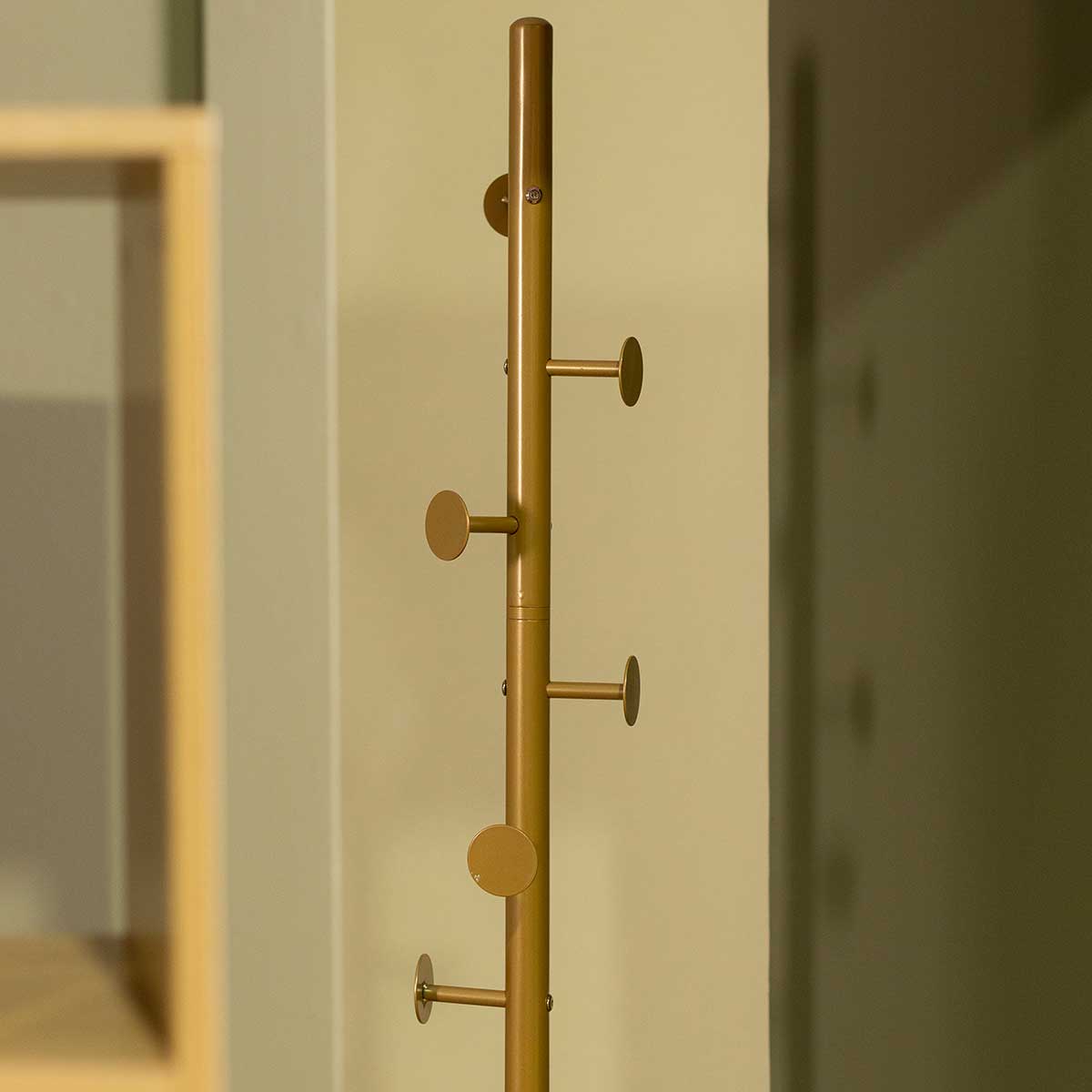 Perchero de pie dorado con 7 ganchos y base marmól