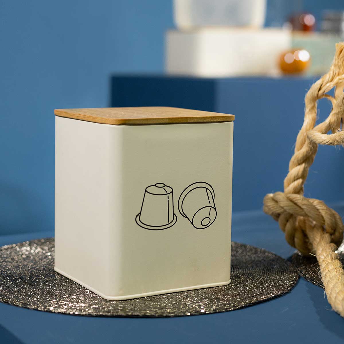 Caja para capsulas de caf&eacute; beige con tapa de bamb&uacute;