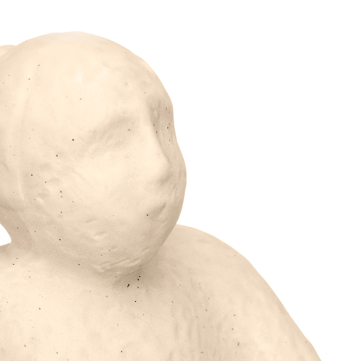 Estatua beige forma de mujer sentada de cerámica