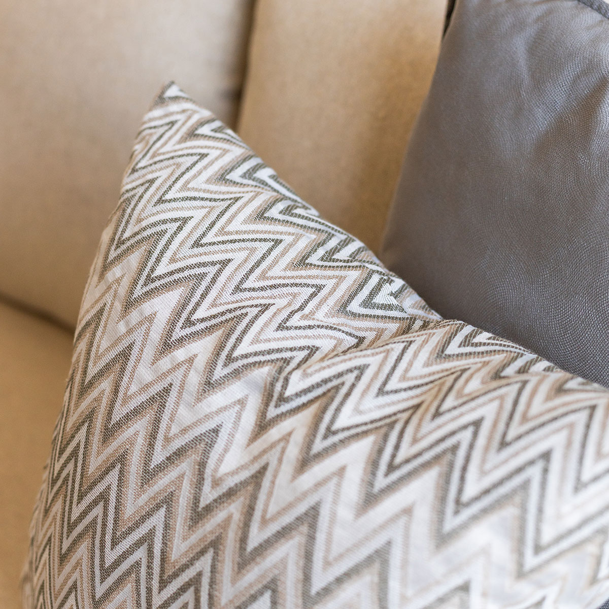 Coj&iacute;n decorativo VEXUS verde y beige 50x50cm