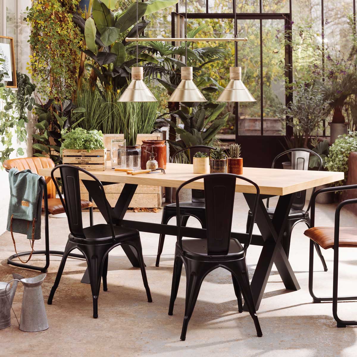 Vasinho De Cerâmica Preto Com Planta Artificial Caravane