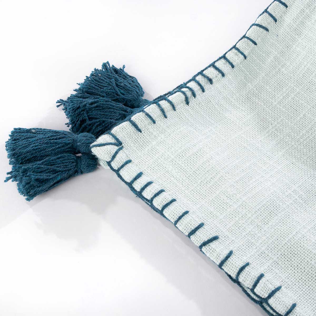 Manta crudo con borlas azules 120x160cm