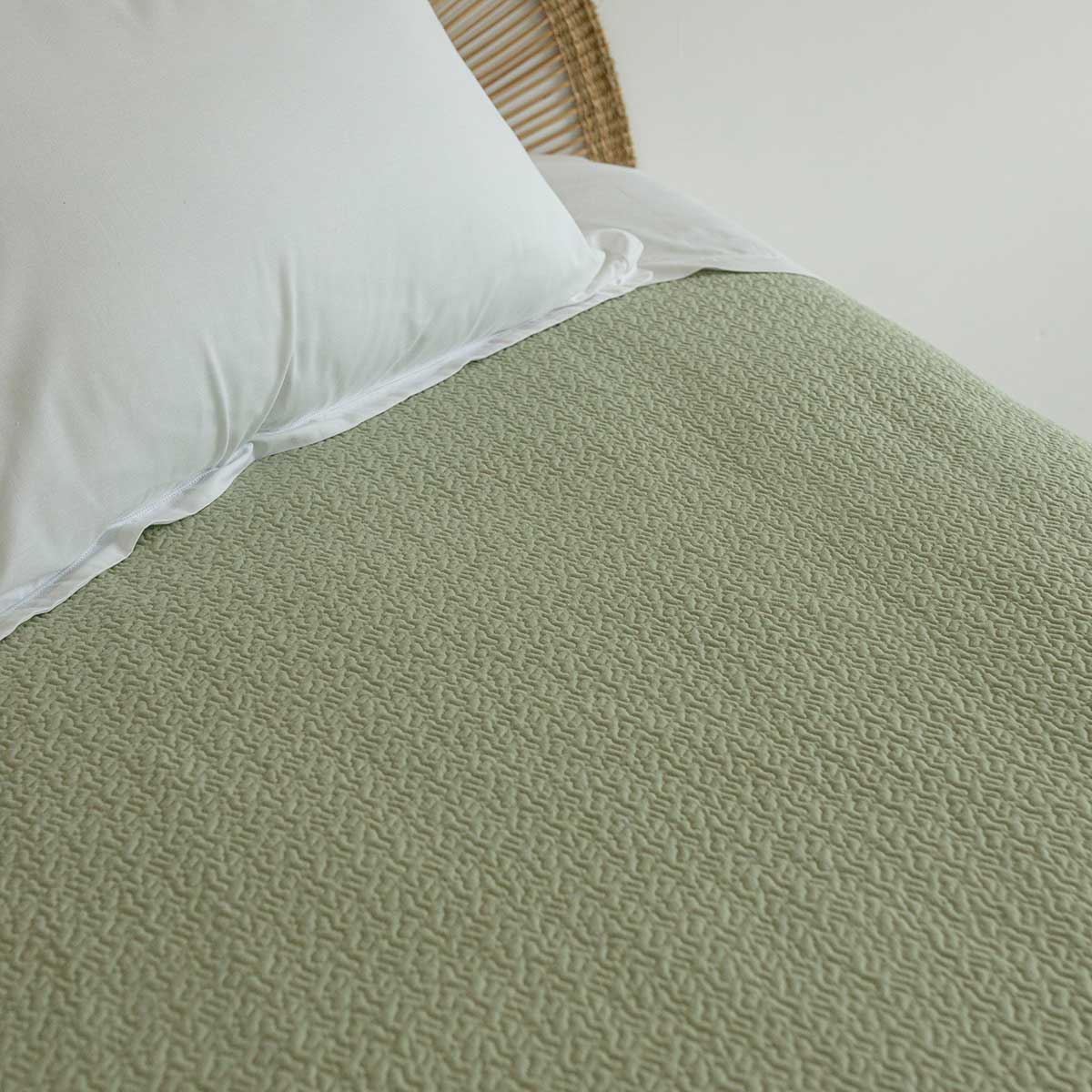 Edredón verde menta con volante 220x240cm