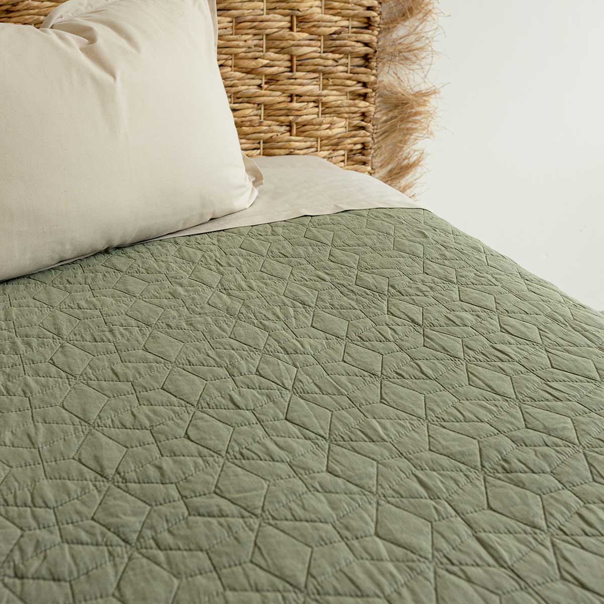 Colcha STONEWASHED verde con flecos 220x240cm