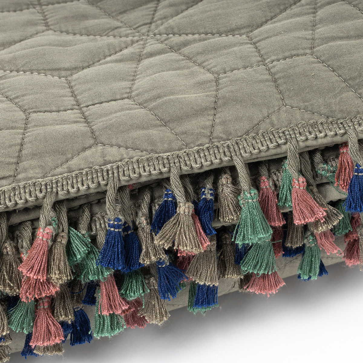 Colcha STONEWASHED verde con flecos 220x240cm